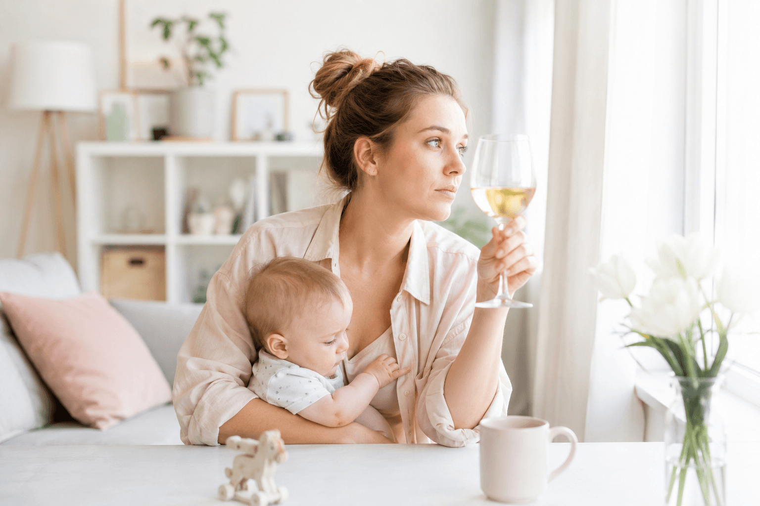 Proč dnes ženy na mateřské pijí alkohol – a jak to bylo před 50 lety?